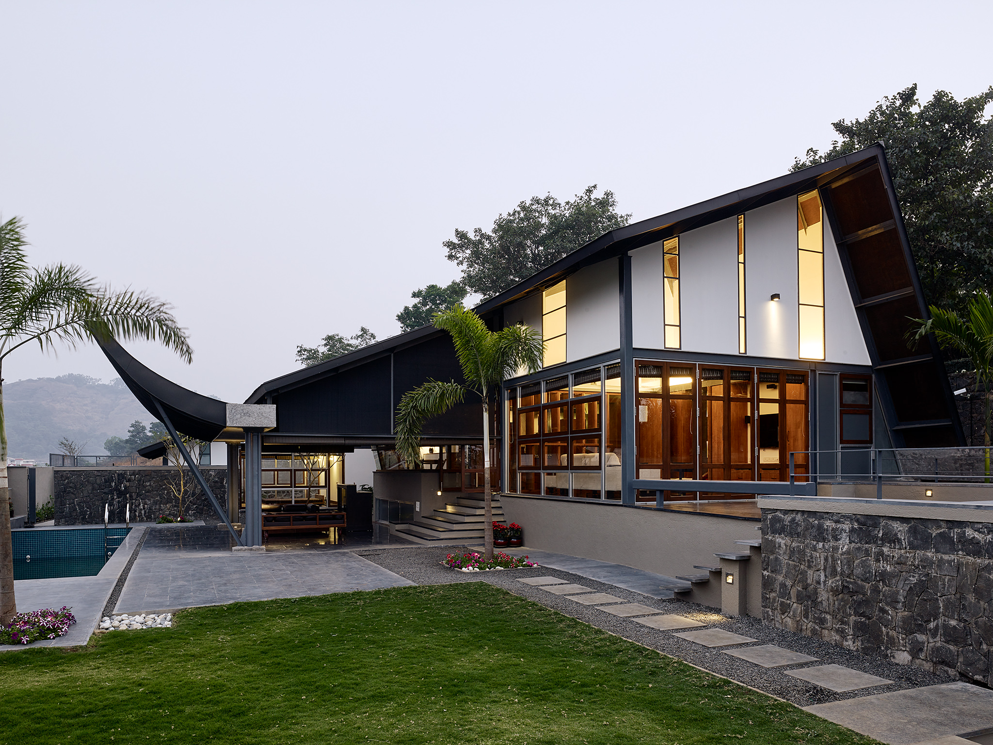 Opolis Architects, roof-house in Khandala